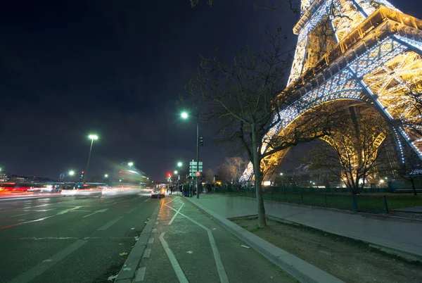 Párizs - Dec 1: Éjszakai fények mutatják az Eiffel-torony szakaszos — Stock Fotó