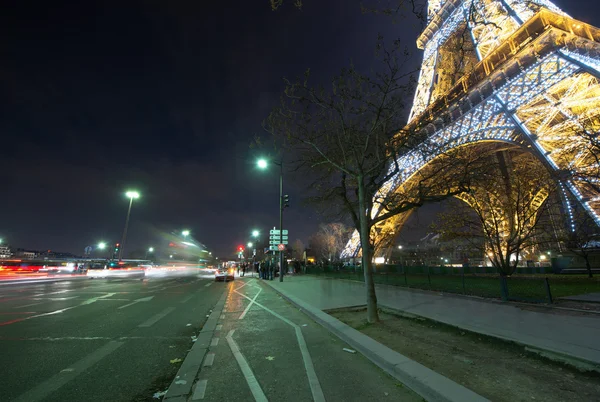 Paris - 1. Dezember: Nachtshow des Eiffelturms mit intermittierenden Lichtern — Stockfoto