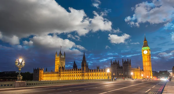 Niebo zachód słońca nad big Bena i Izby Parlamentu z westminster — Zdjęcie stockowe