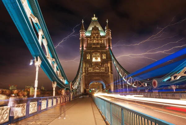 Tower Bridge bei Nacht mit Autolampen - London — Stockfoto