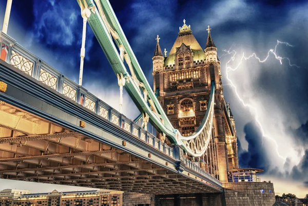 Gece - Londra tower köprüsü üzerinde fırtına — Stok fotoğraf