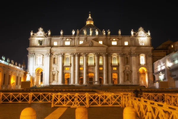 Basílica de la Ciudad del Vaticano en la Plaza de San Pedro por la noche — Foto de Stock