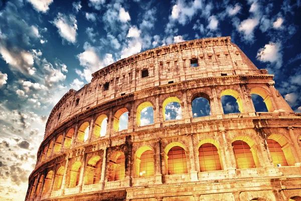 Maravillosa vista del Coliseo en toda su magnificencia - Otoño su —  Fotos de Stock