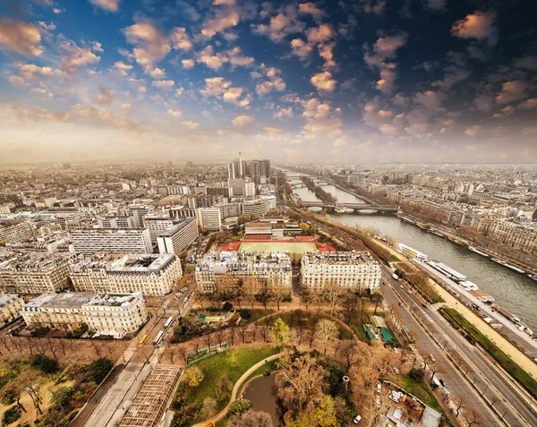 Wonderful aerial view of Paris from the top of Eiffel Tower - Wi — Stock Photo, Image