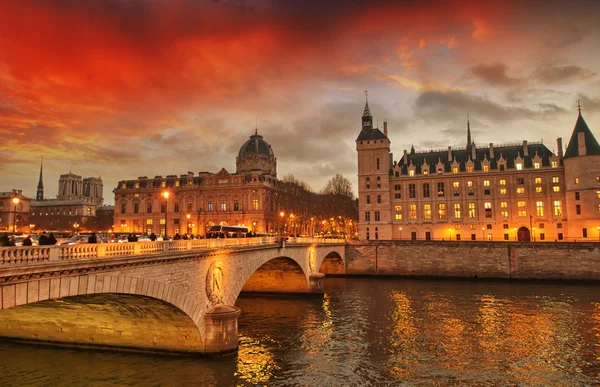 拿破仑桥与塞纳河-p 黄昏的美丽的颜色 — 图库照片