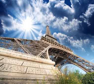 Paris. Eyfel Kulesi kış sezonu muhteşem geniş açı bakış