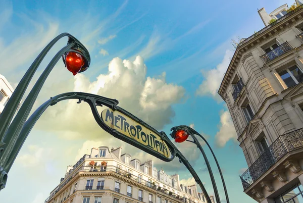 Metro station sign in Paris with beautiful background sky — Stock Photo, Image