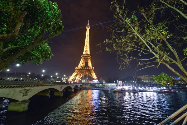 Torre Eiffel mostra suas luzes maravilhosas à noite — Fotografia de Stock