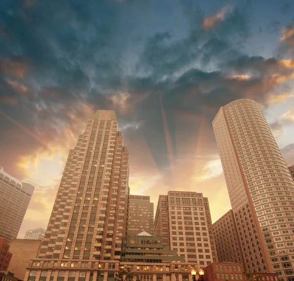 Prachtig uitzicht van boston gebouwen uit straatniveau — Stockfoto