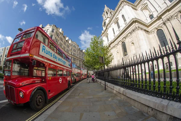 LONDRA - 29 SETTEMBRE: Red Double Decker Bus nella strada di Londra — Foto Stock