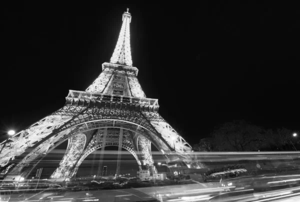 Krásné auto světlé stezky před Eiffelova věž — Stock fotografie