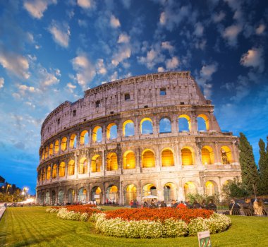 Colosseum - Roma. çim ve Parkı çevreleyen ile gece görünümü