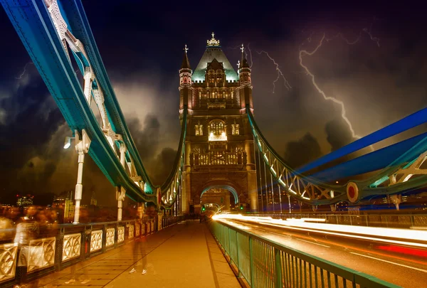 Tower bridge at night met auto licht paden - Londen — Stockfoto