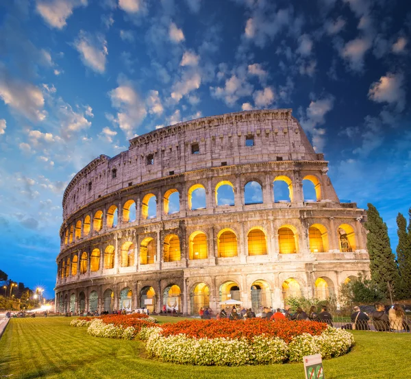 Coliseo - Roma. Vista nocturna con césped y parque circundantes — Foto de Stock