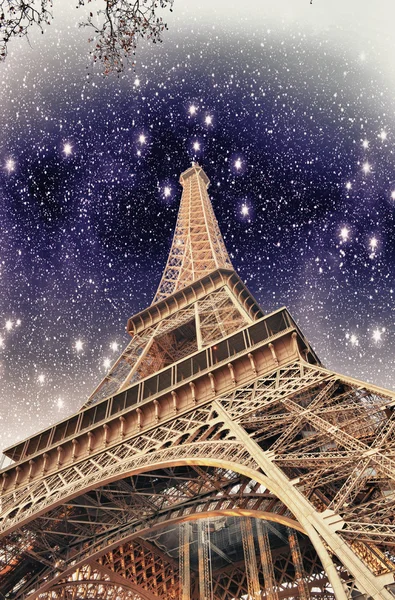 奇妙的天空颜色上面埃菲尔铁塔。la 埃菲尔铁塔在巴黎 — 图库照片