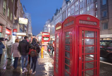 Klasik bir Londra Caddesi üzerinde kırmızı telefon kulübesi