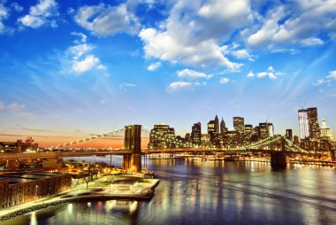 New york city - manhattan siluetinin kış gün batımında