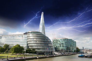 london city hall ile thames Nehri, panoramik üzerinde fırtına görüntülemek fr