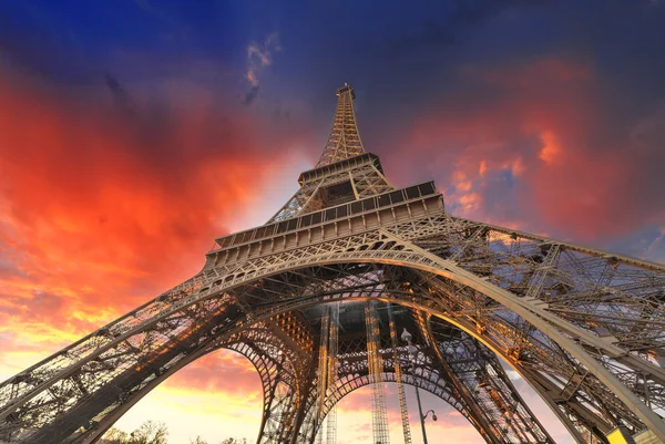 París - La Tour Eiffel. Maravillosos colores al atardecer en invierno — Foto de Stock