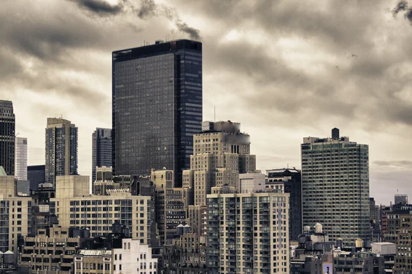 Vue du bas vers le haut des gratte-ciel de New York — Photo