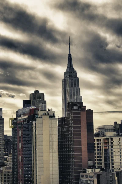 Vista de baixo para cima dos arranha-céus da cidade de Nova York — Fotografia de Stock