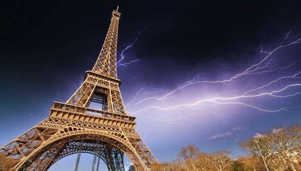 Gyönyörű kilátás nyílik az eiffel-torony Párizsban vihar — Stock Fotó