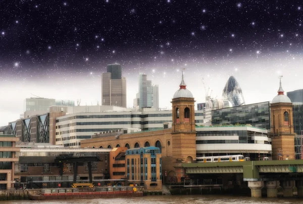 Stars over City of London, financial center and Canary Wharf at — Stock Photo, Image