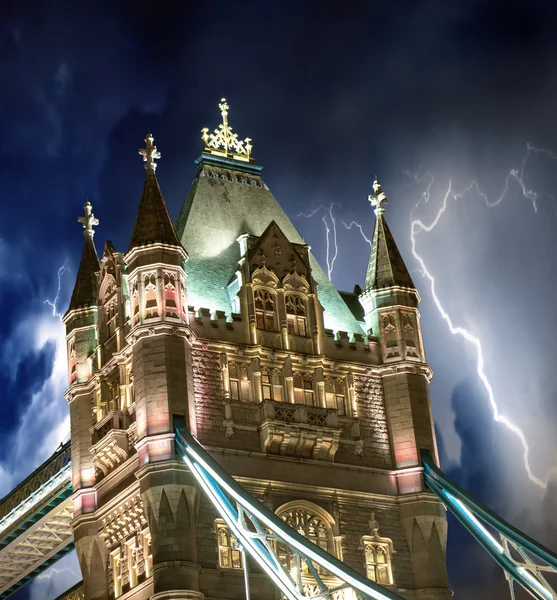 Bouře nad mostu tower bridge v noci - Londýn — Stock fotografie