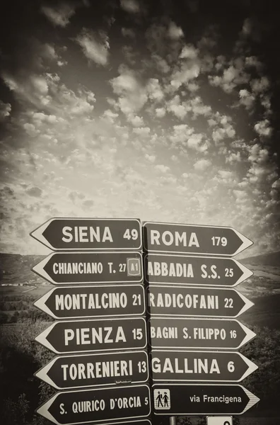 Дорожные знаки, указывающие разные направления в Тоскане — стоковое фото