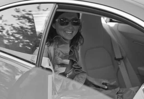Panna młoda w samochodzie przed ślub — Zdjęcie stockowe