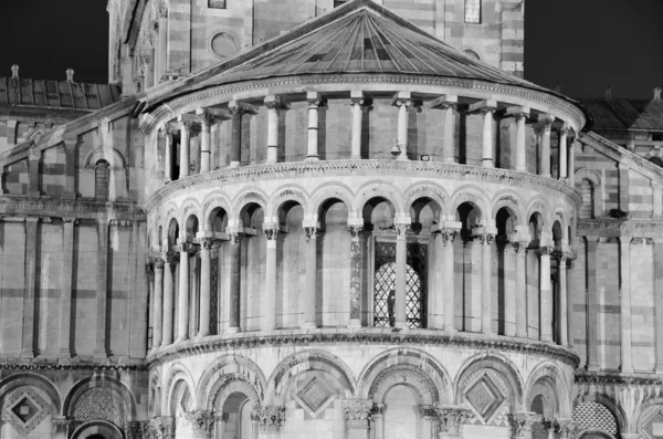 Duomo i pisa av nignt, arkitektoniska detaljer — Stockfoto