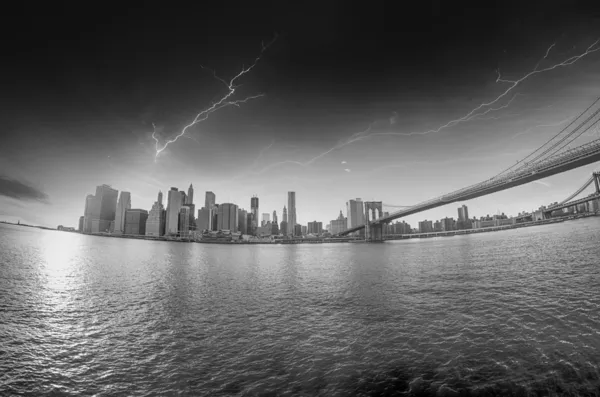 Spektakulärer blick auf brooklyn bridge vom brooklyn shore at winte — Stockfoto