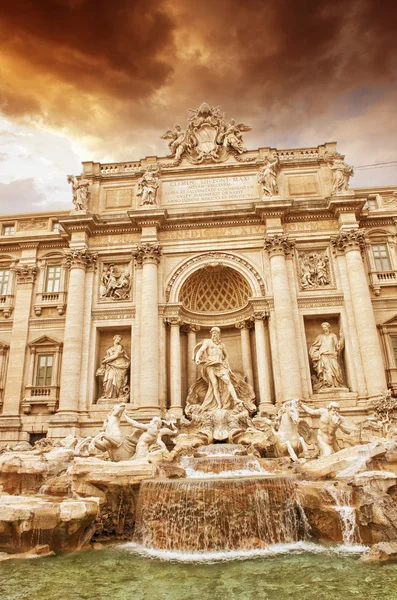 Jesienią zachód słońca nad Fontanna di trevi - fontana di trevi w Rzymie — Zdjęcie stockowe