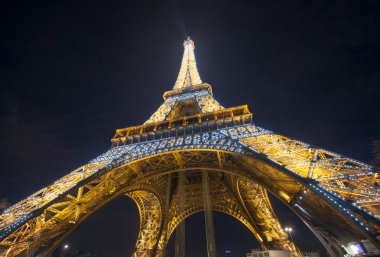 Paris - Aralık 1: gece gösterisi Eyfel Kulesi aralıklı ışıklar, d