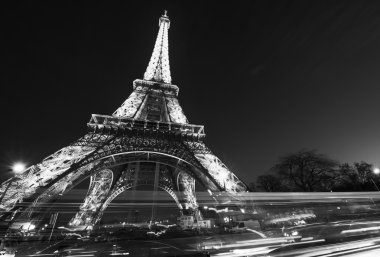 Paris - Aralık 1: Güzel araba hafif yollar Eyfel Tow önünde