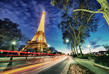 Paris - Aralık 1: Eyfel Kulesi günbatımında harika onun ışıklar gösterir