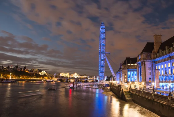 ロンドン ・ アイ - 劇的な夜のショットを持つ完全なテムズ川と建物 — ストック写真