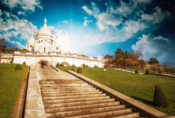 Kutsal yürek Katedrali ve dik bir merdiven - PARI harika görüntüsü — Stok fotoğraf