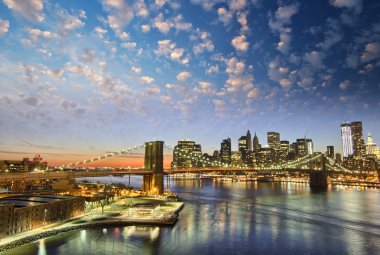 New york city - manhattan siluetinin kış gün batımında