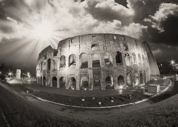 Dramatischer Himmel über dem Kolosseum in Rom. Nachtansicht von Flavian amph — Stockfoto