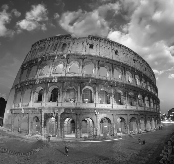 Vacker dramatisk himmel över colosseum i Rom — Stockfoto