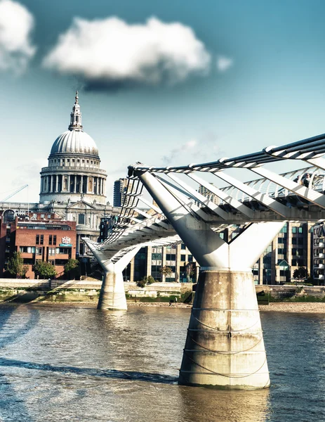 Millennium bridge och St.Paul 's cathedral, london — Stockfoto