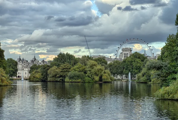 Buckingham Palace e giardini a Londra in una giornata autunnale nuvolosa — Foto Stock