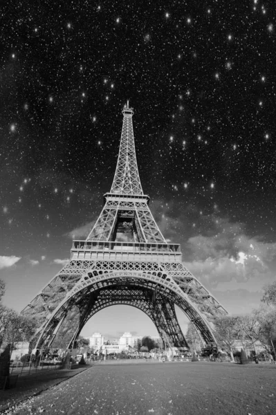 Dramática vista de la Torre Eiffel con el cielo en el fondo — Foto de Stock