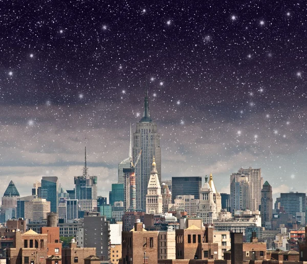 美しい夜の空とマンハッタンの高層ビルの素晴らしい景色 — ストック写真