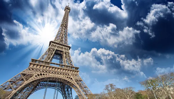 Hermosa vista de la Torre Eiffel en París — Foto de Stock