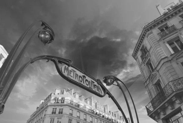 Paříž. podzemní metra znamení s budovami a barvy západu slunce — Stock fotografie