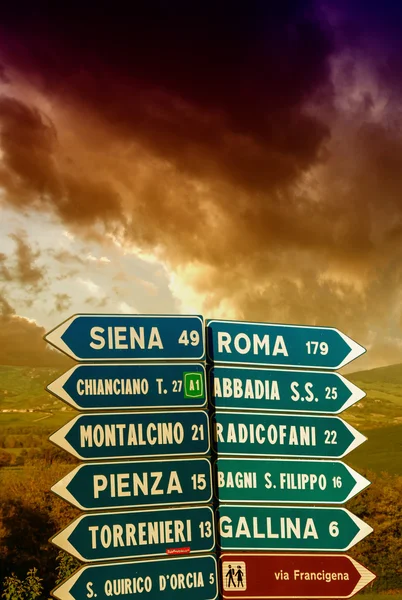Sinais de trânsito apontando diferentes direções na Toscana — Fotografia de Stock
