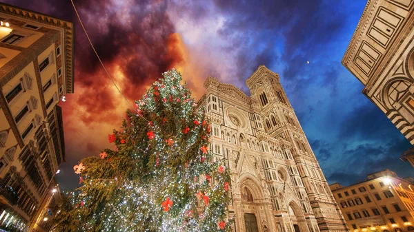 Florence. Beautiful winter colors of Piazza del Duomo — Stock Photo, Image