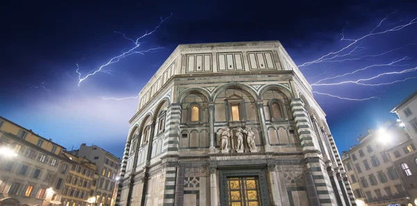 Hermosa vista nocturna del Baptisterio de Florencia en Piazza del Duomo — Foto de Stock